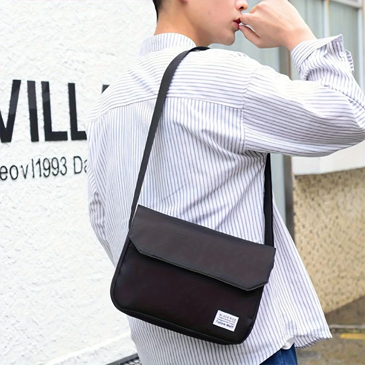 

Simple magnetic buckle shoulder bag for men