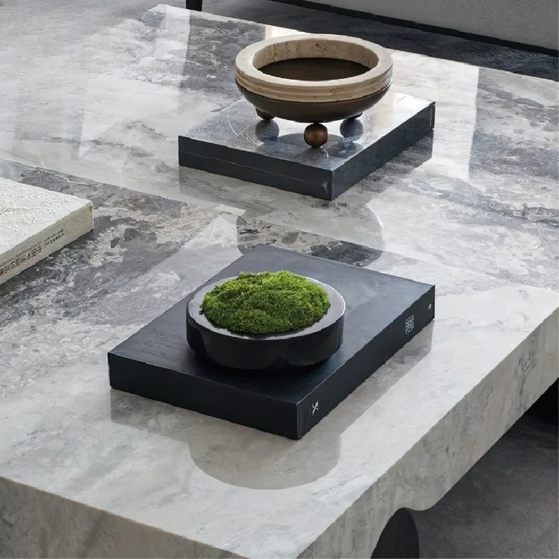 

Современная зеленая мраморная ваза из сушеных моха ручной работы в гостиной и журнальном столике.