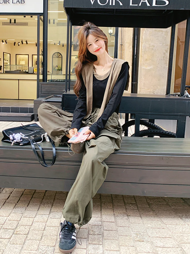 

Комплект женской повседневной одежды в стиле милитари: брюки с широкими штанинами и футболка, весна-осень 2025, новая модная коллекция, облегающий крой, комплект из двух предметов