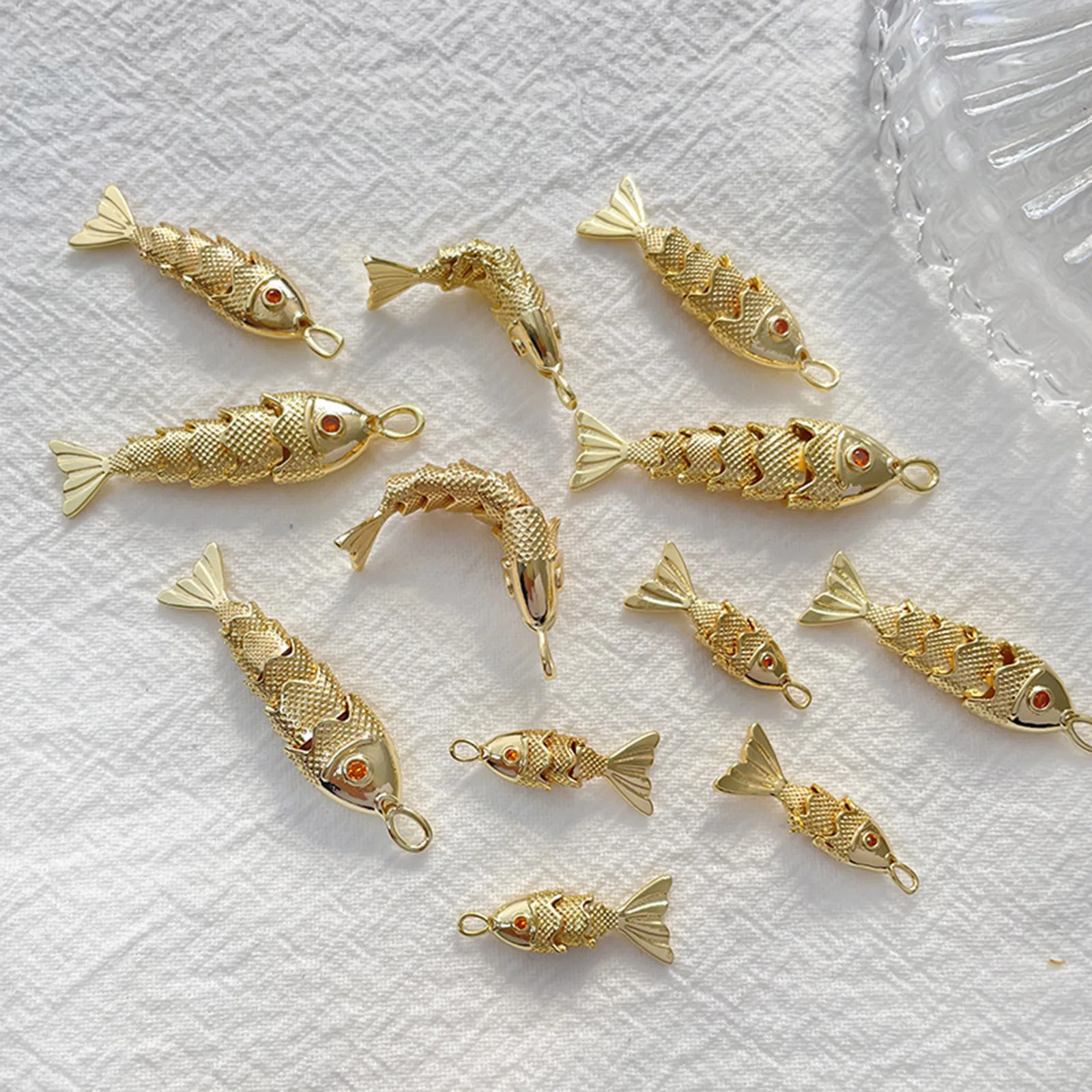 1-teiliger Ozean-Kupfer-goldener silbriger Fisch-Anhänger in Fischform, roter Zirkon, Schmuckanhänger für die Herstellung von DIY-Halsketten – Detail 7