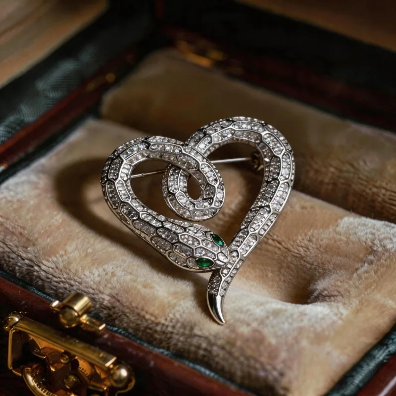 version of exquisite micro-inlaid copper zircon snake brooch, personalized temperament men's and women's suit coat corsage