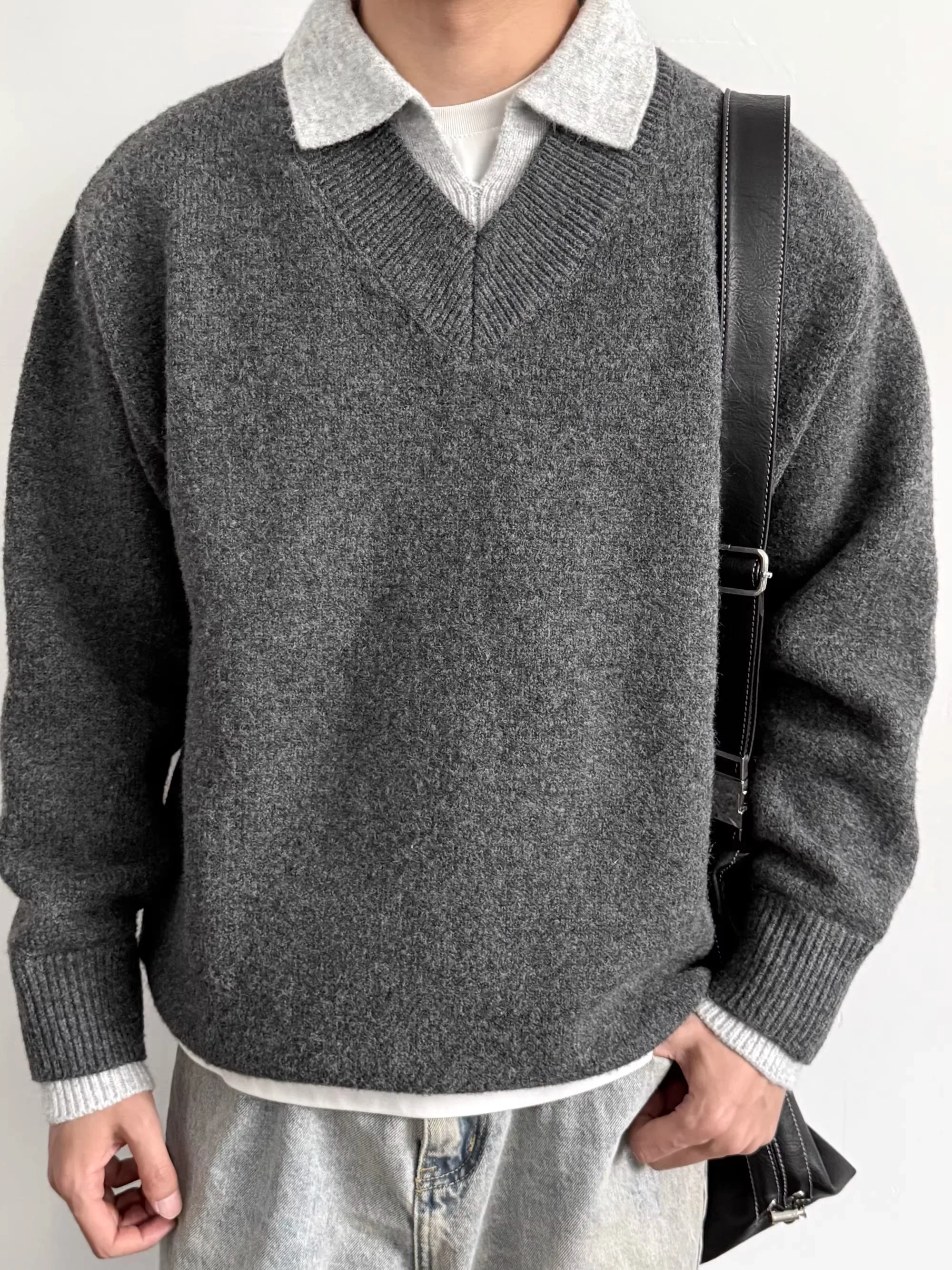 

Осенне-зимний мужской свитер свободного кроя с V-образным вырезом в повседневном стиле, ретро-японский дизайн, имитация двухслойности, теплый и стильный.