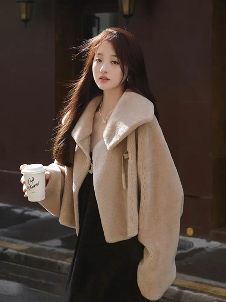 

All-Wool Fashion Lapel Shearling Fur Female Short Bat Sleeve Lambswool Coat Winter