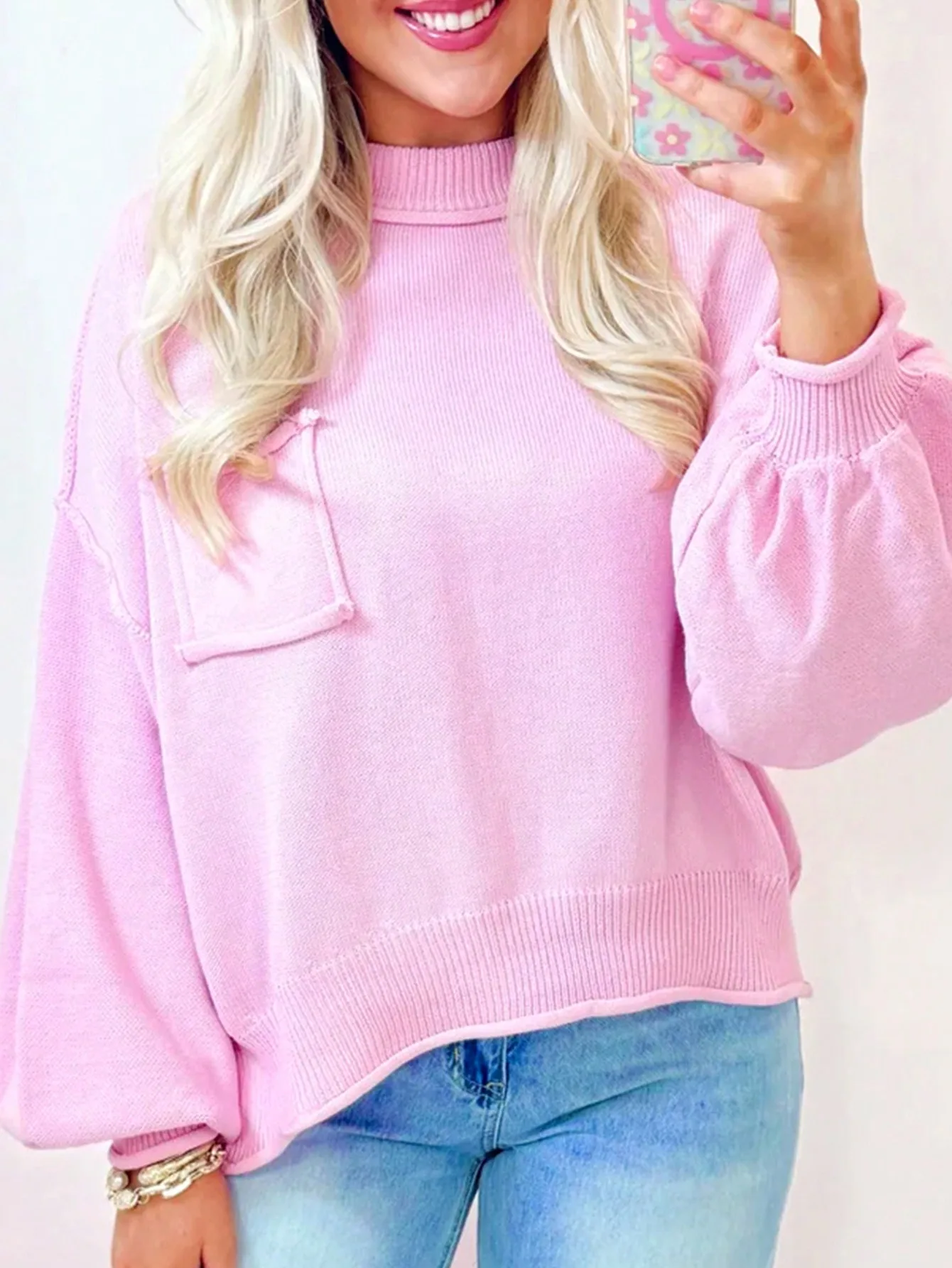 

Розовый свободный вязаный пуловер с карманом и рукавами-баллонами