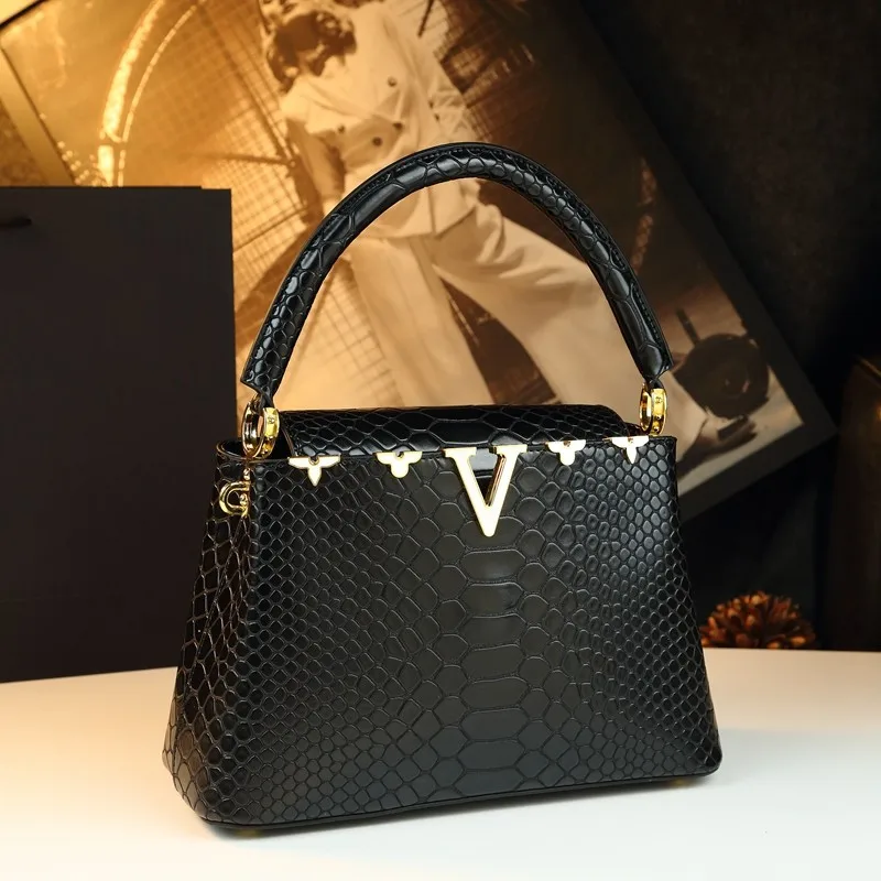 

модная и универсальная сумочка высокого класса. Это нишевая сумка для мам среднего возраста для переноски по диагонали.