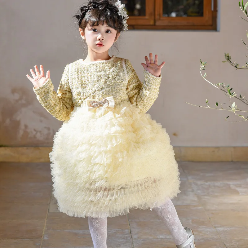 

Новое весеннее платье для девочек 2026 года: светло-желтое, с плетеными объемными цветами, сетчатой талией и многослойной юбкой-тортом