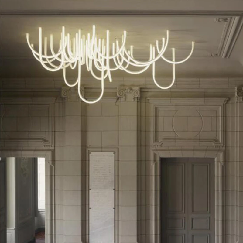 المصمم الحديث والمتعاقد على شكل حرف U غرفة المعيشة الثريا شخصية الإبداعية الفن الحد الأدنى غرفة نوم ضوء السقف