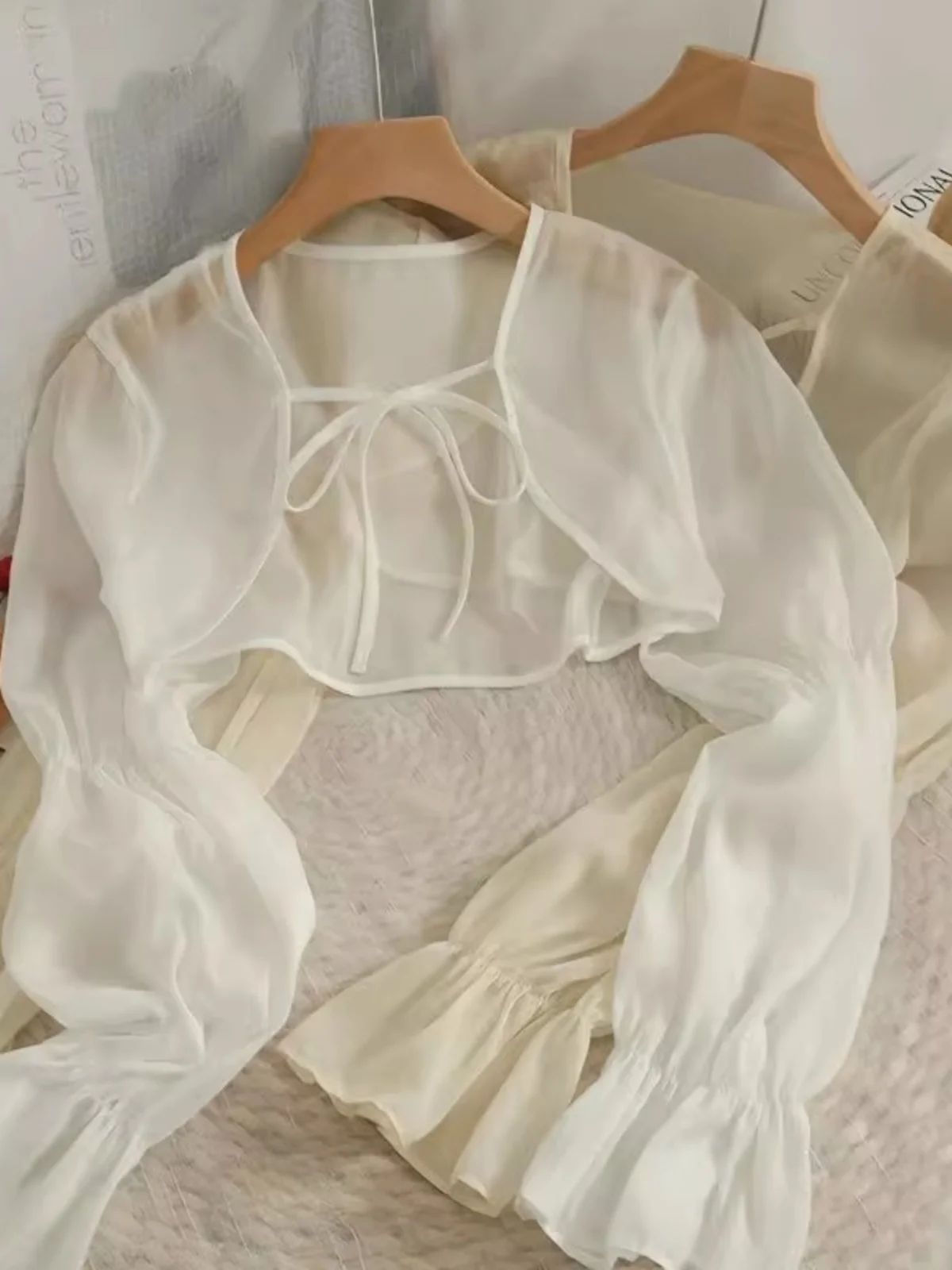 

Ultra-Fairy Summer Shawl Women's Sun Protection Clothing Design Sense Short Sleeve V-Neck Bell Sleeve Lace Top Outerwear