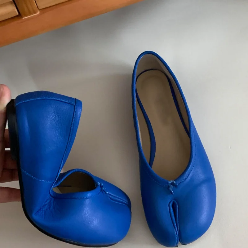 Nuevas bailarinas de cuero suave con punta dividida y plisada para mujer, mocasines Tabi informales para caminar en primavera y verano, zapatos de baile para niñas