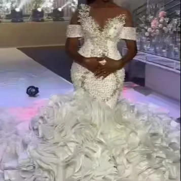 Maßgeschneidertes afrikanisches Meerjungfrau-Hochzeitskleid in Übergröße, luxuriöses glitzerndes Kristall-Strassstein-Perlen-Spitze-Rüschen-Schleppe, schwarzes Mädchen-Brautkleid