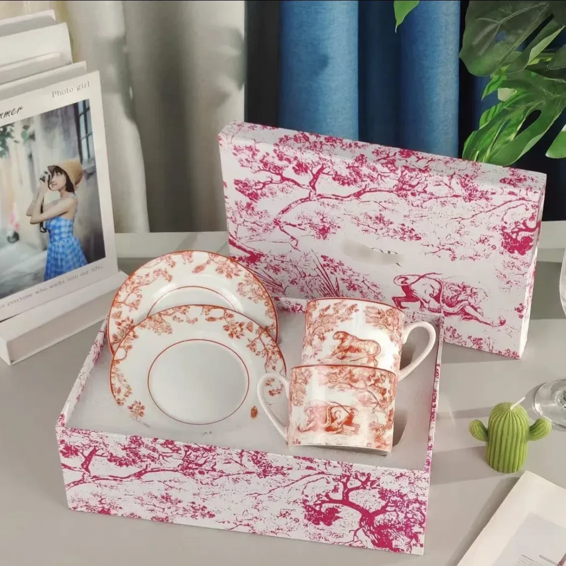 

Luxury Series Red, Blue, Gray Animal Pattern Bone Porcelain Coffee Cup Plate European Afternoon Tea Cup Gift Box Set