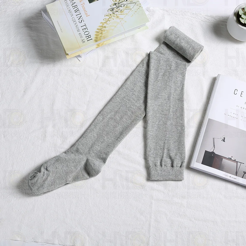 Verlängerte, hochelastische, einfarbige lange Socken für Damen – Detail 5