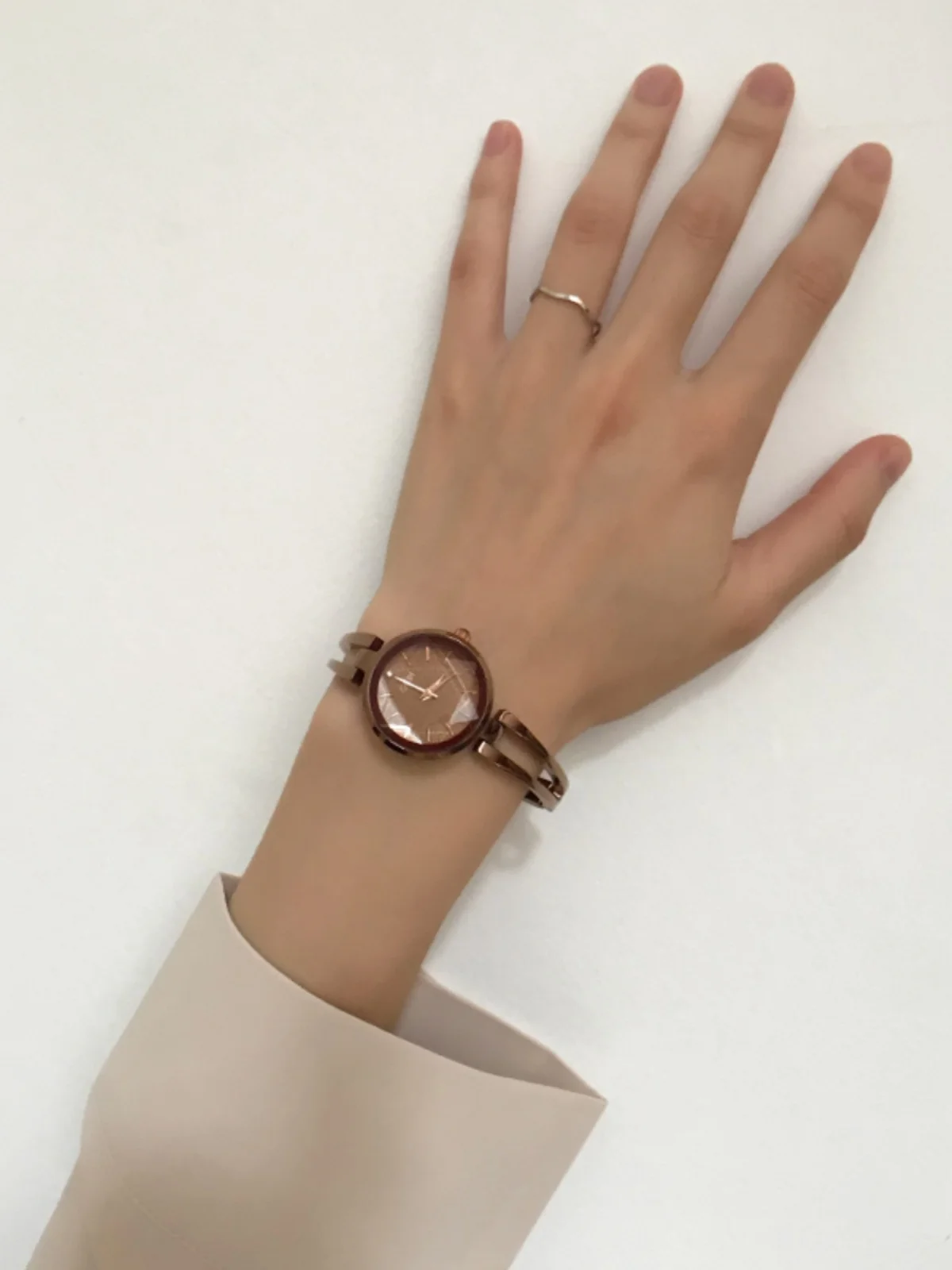 ساعة اسوارة نسائية جديدة، طراز عتيق مع قرص صغير، متعددة الاستخدامات وأنيقة، ساعة يد أنيقة على شكل سوار للنساء.