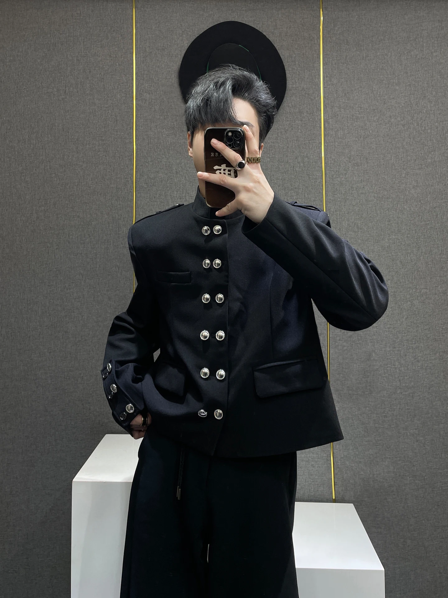 

Новое осеннее модное мужское пальто свободного кроя с двубортной застежкой на металлические пуговицы, черное, в городском стиле, с длинными рукавами и воротником-стойкой