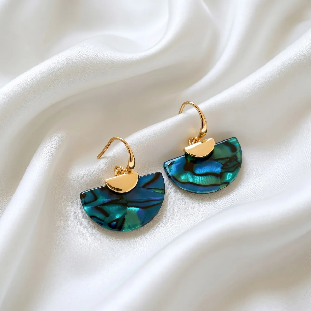 Geometric gradient fan-shaped ear hooks for women, niche high-end earrings, vintage Hong Kong-style exaggerated earrings
