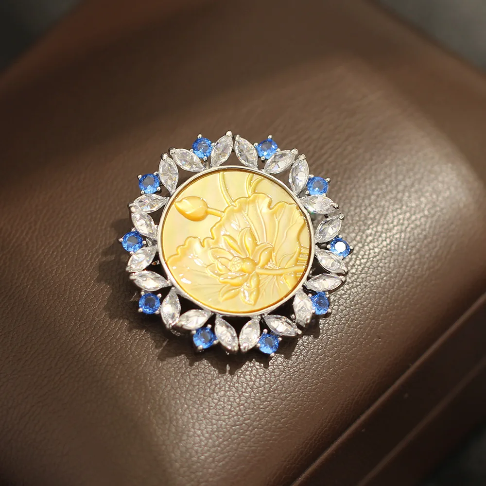 New Chinese Style Relief Lotus Brooch Women's Light Luxury Sea Blue Diamond inlaid Shell Flower Wreath Suit High-end Accessory