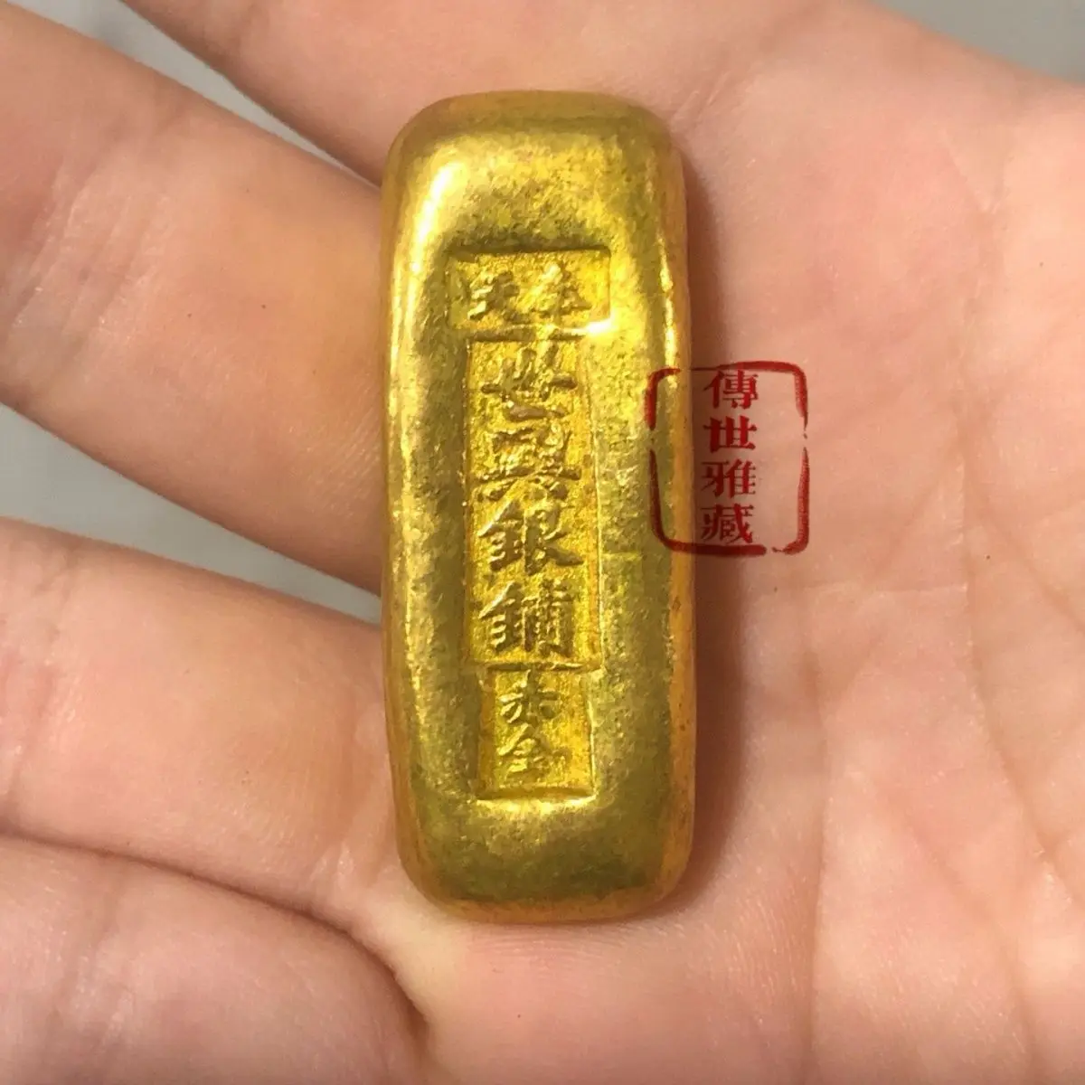 Silver shop with red gold small strips, with a regular shape and a warm and moist coating
