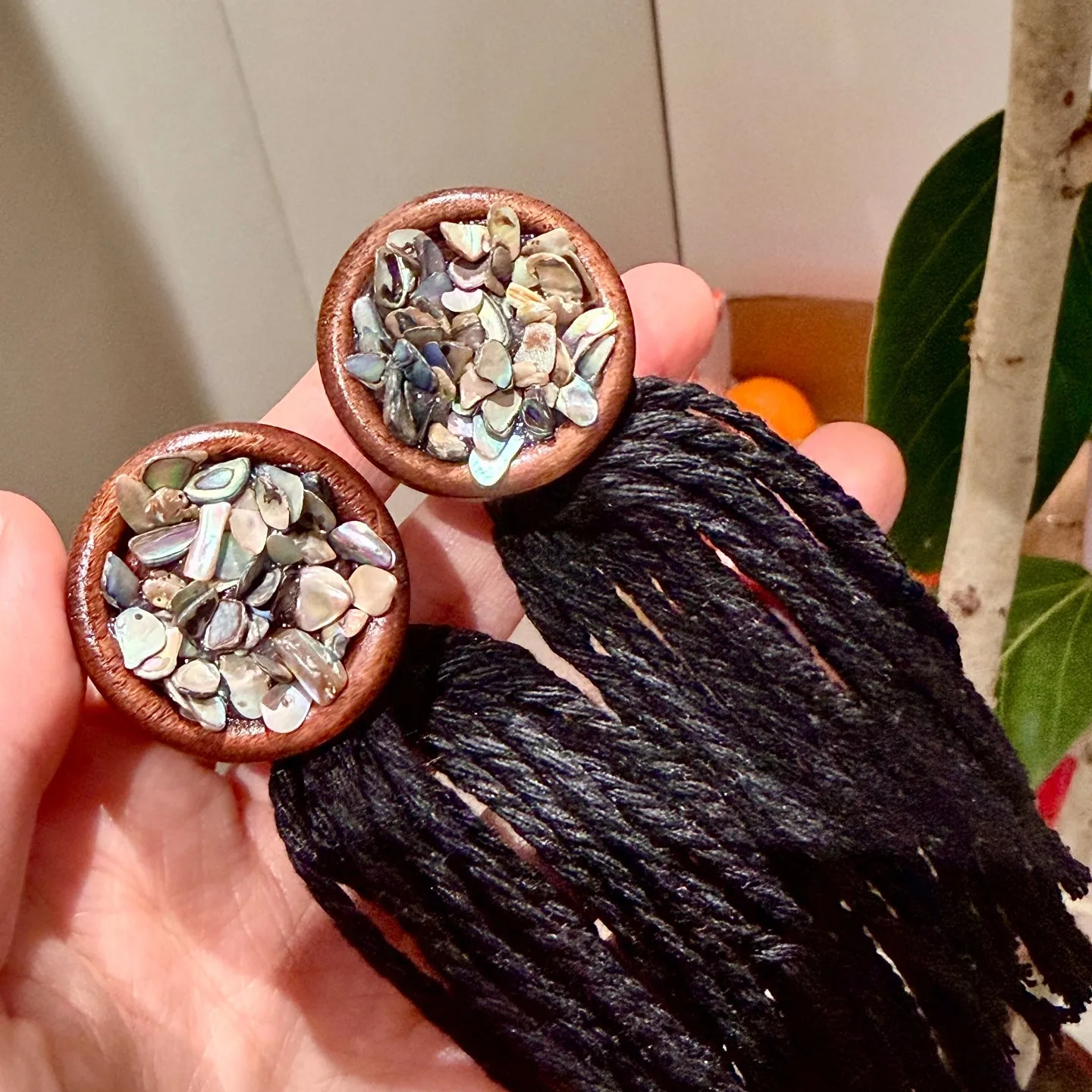 Pendientes largos de lana negra con flecos estilo Guofeng, nuevos pendientes chinos de madera Mori con conchas verdes rotas, foto femenina