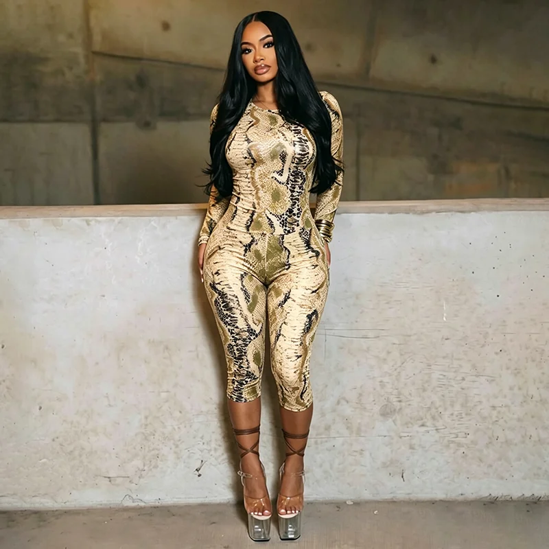 Spicy girl animal print round neck long sleeved top paired with cropped pants, slim fit and slimming set