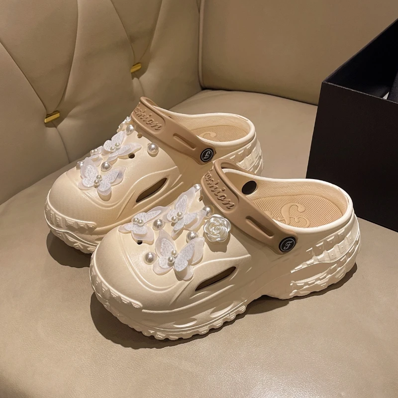 

Летняя женская обувь 2026: деревянные сабо с жемчужной цепочкой, сандалии на платформе, шлепанцы на платформе из ЭВА и туфли на высоком каблуке