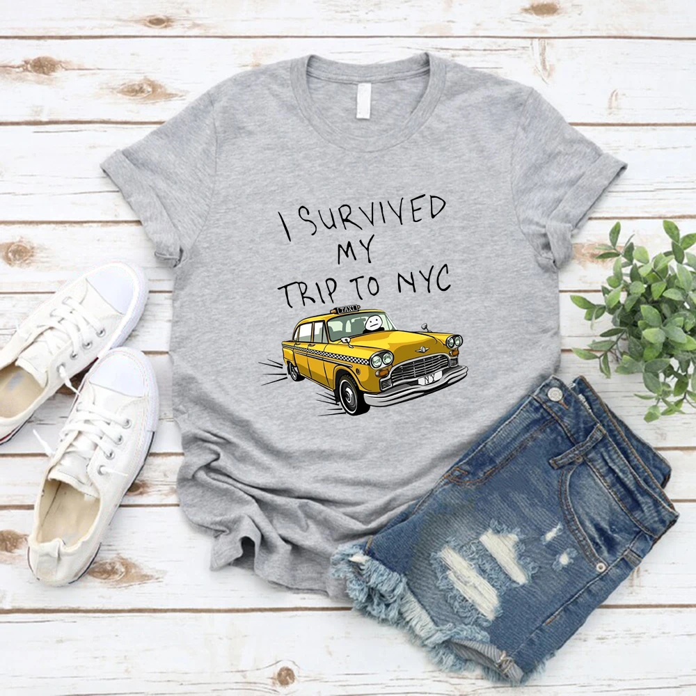Tom Holland T-Shirt im gleichen Stil: „Ich überlebte meine Reise nach NYC“ – Kurzarm-Grafik-T-Shirt für Damen, Superhelden-Oberteil, Fan-Geschenk – Detail 5