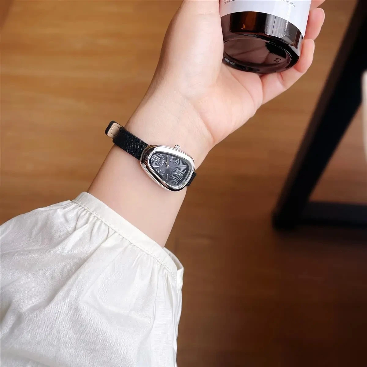 Nieuw slangvormig dameshorloge uit 2025 met echt leren band, vintage horloge met Romeinse cijfers, lichte luxe