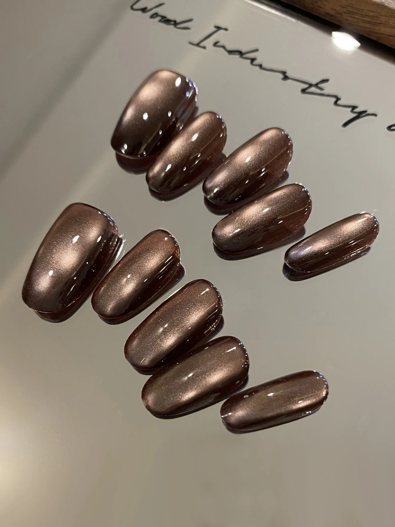 10 Stück Press on Nails Kurze dunkelbraune Katzenaugen-Kunstnägel, inklusive 1 Blatt Klebelaschen und 1 Stück Minifeile