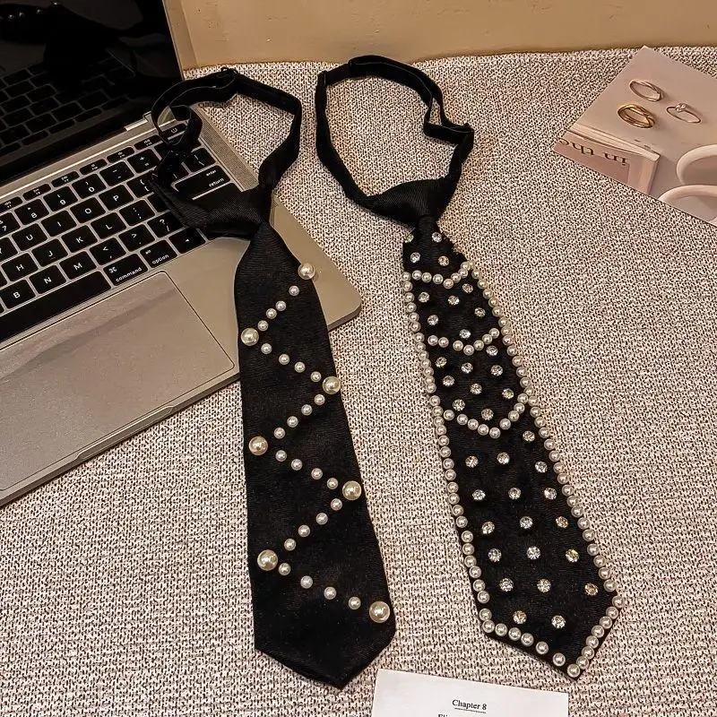 Vorgefertigte schwarze modische Krawatten mit Kunstperlen-Strass-Verzierung, perfekt für Partys, Hochzeiten, den Alltag und besondere Anlässe. – Detail 3
