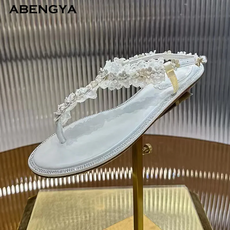 

Летние шлепанцы, сандалии на плоской подошве, женские кожаные модельные туфли с раздельным носком и кристаллами, дизайнерская пляжная обувь для вечеринок и отпуска, женская обувь 2025