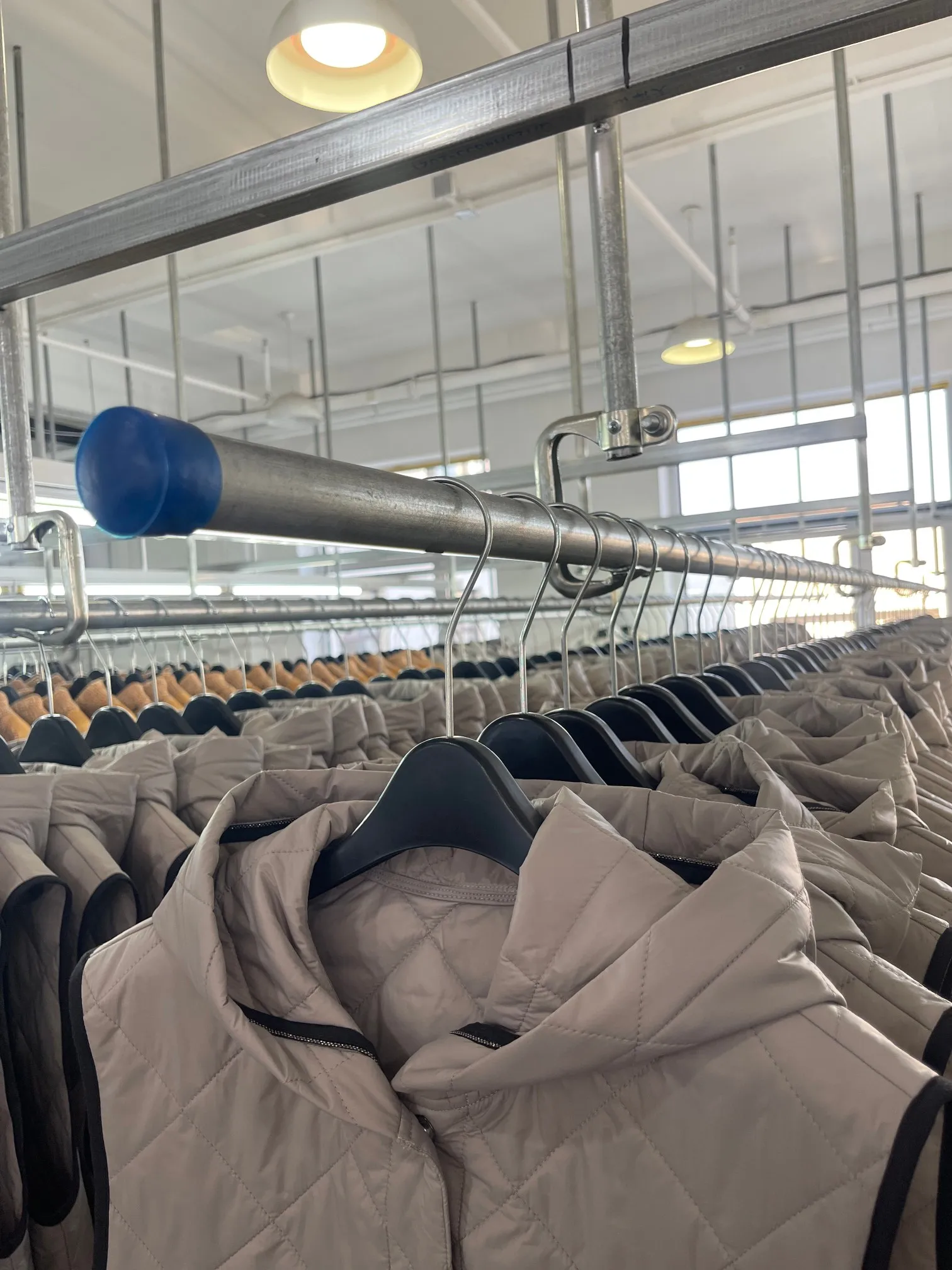 2025 Autunno e inverno nuovi arrivi casual versatile catena di perline leggero caldo diamante trapuntato gilet con cappuccio allentato