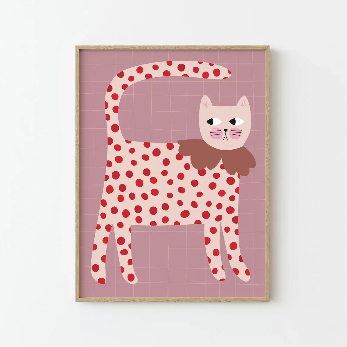Decoración de pared con estampado de gato con lunares - Ilustración minimalista moderna de un gato rosa con lunares rojos y un collar marrón, sobre un color malva suave