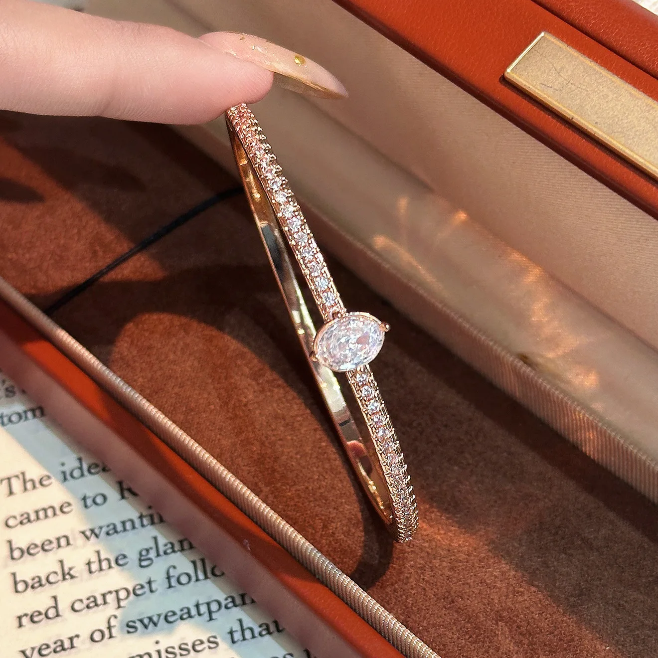 

Изысканный и модный браслет с цирконами «Галактика», наполненный дизайнерским смыслом и индивидуальностью, для женщин