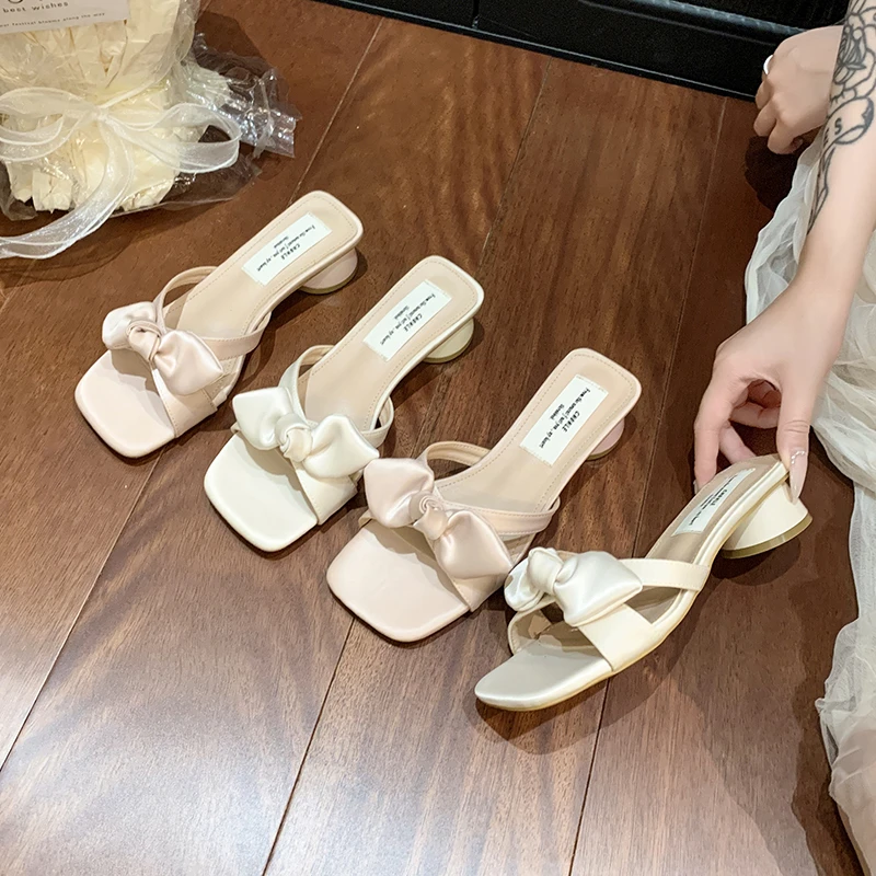 2025 صيف جديد في الهواء الطلق تنوعا فراشة عقدة سميكة مع النعال النسائية موضة اللمحة تو الصلبة موجزة النعال الحديثة