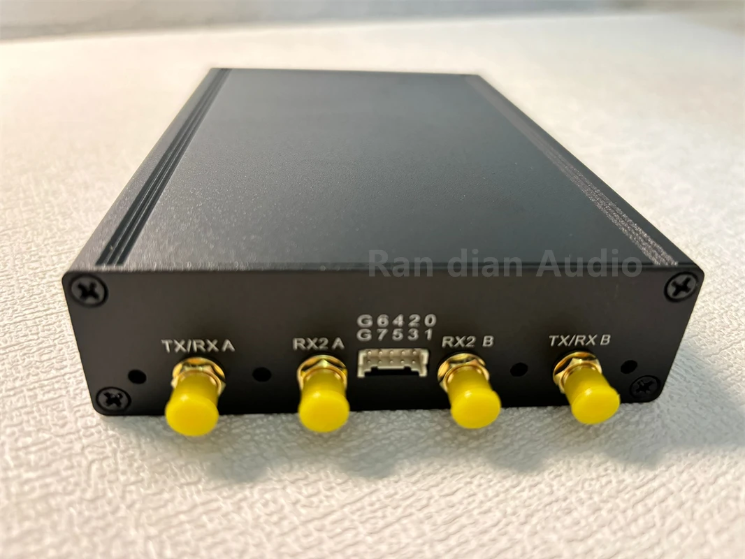 B200 USRP B210 متوافق مع أداء الإصدار الأصلي. 1PPB (0.001PPM) التردد: 70 ميجا هرتز - 6 جيجا هرتز AD9361 ثنائي القناة