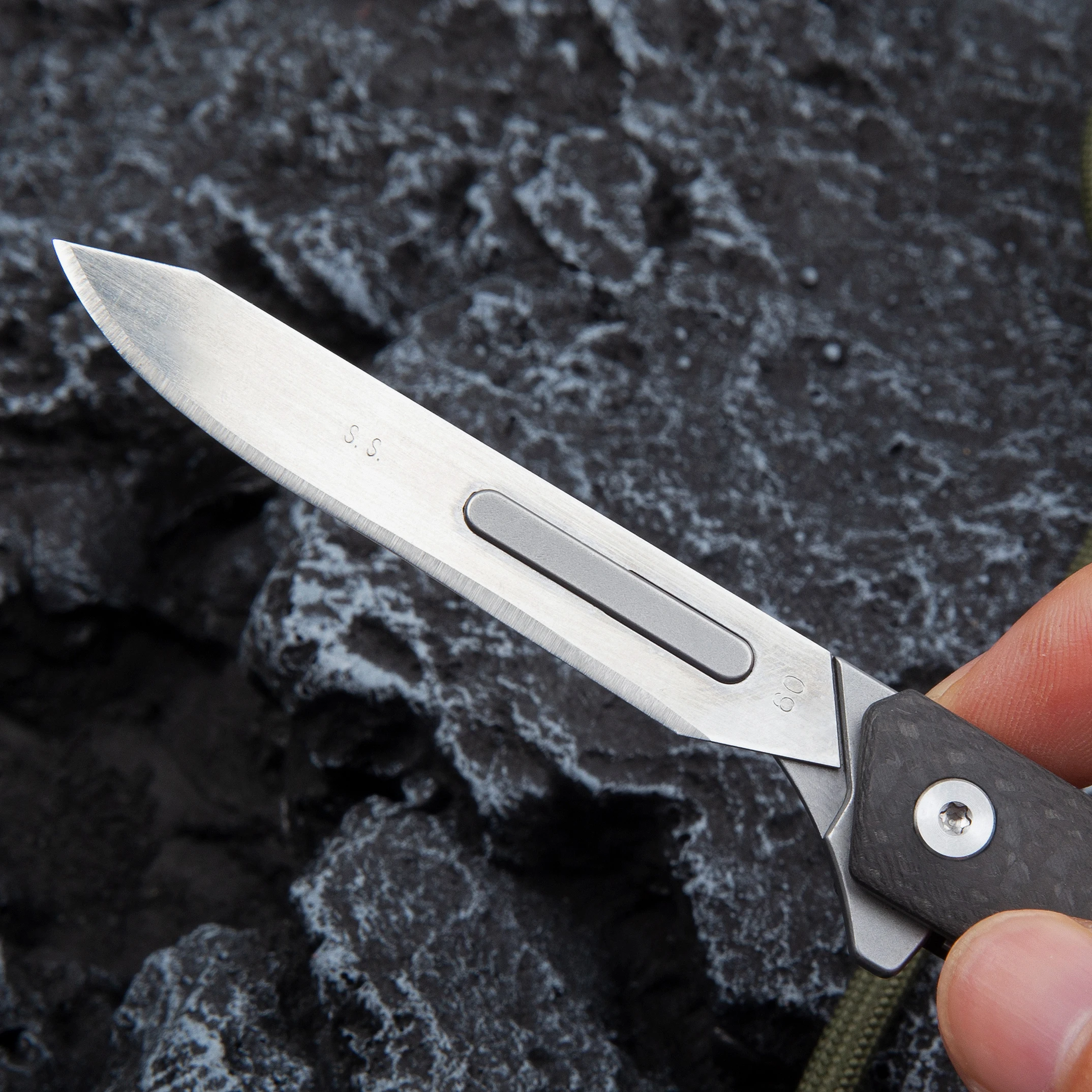 TGZUO Coltello pieghevole in fibra di carbonio, Coltello da taglio, Coltello multiuso, Coltello per utensili con lama staccabile, Coltello tascabile portatile, Gli ultimi pochi