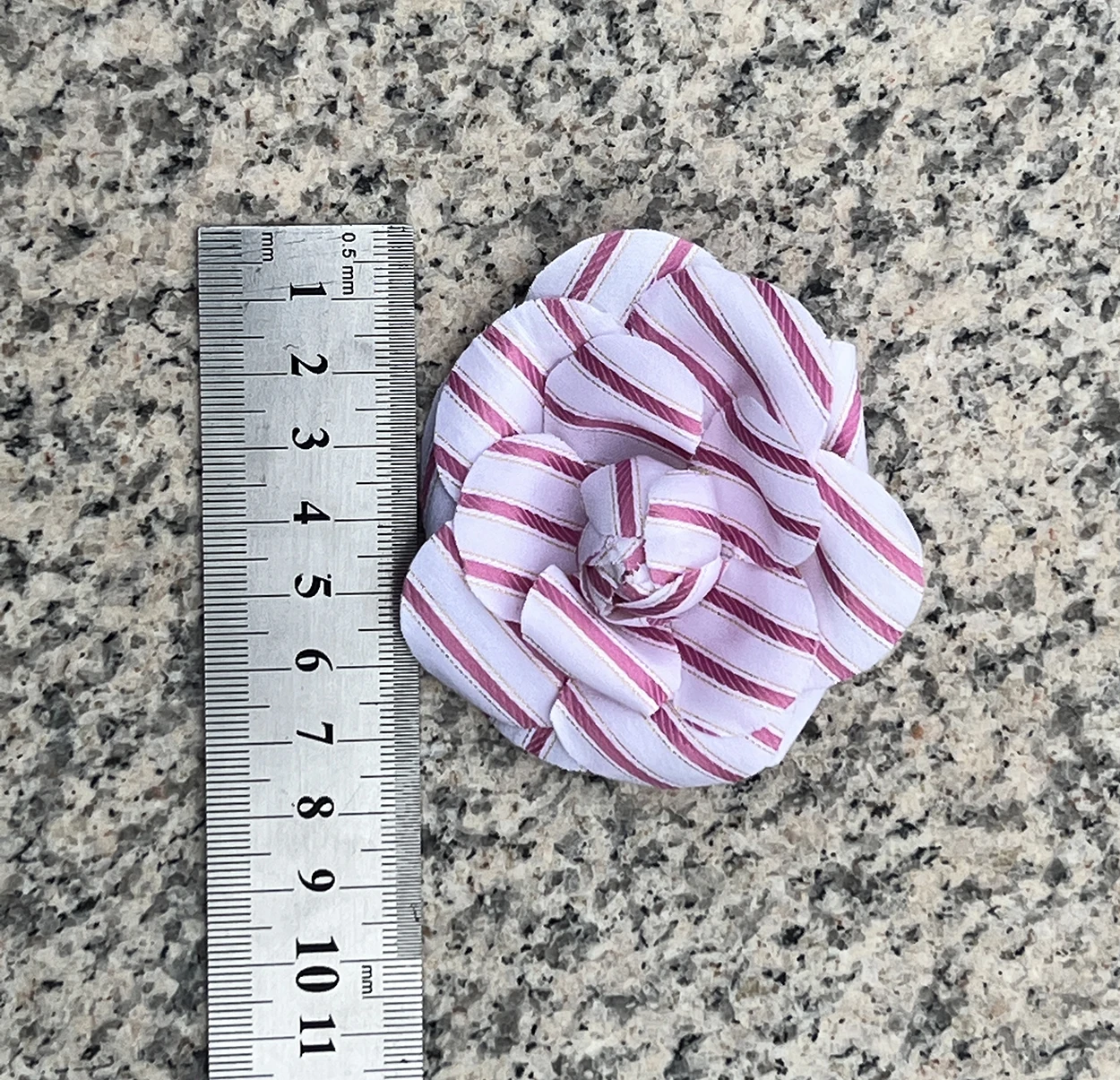 Handmade Fabric Flower Brooch with Fashionable Temperament and Simple Three-dimensional Corsage