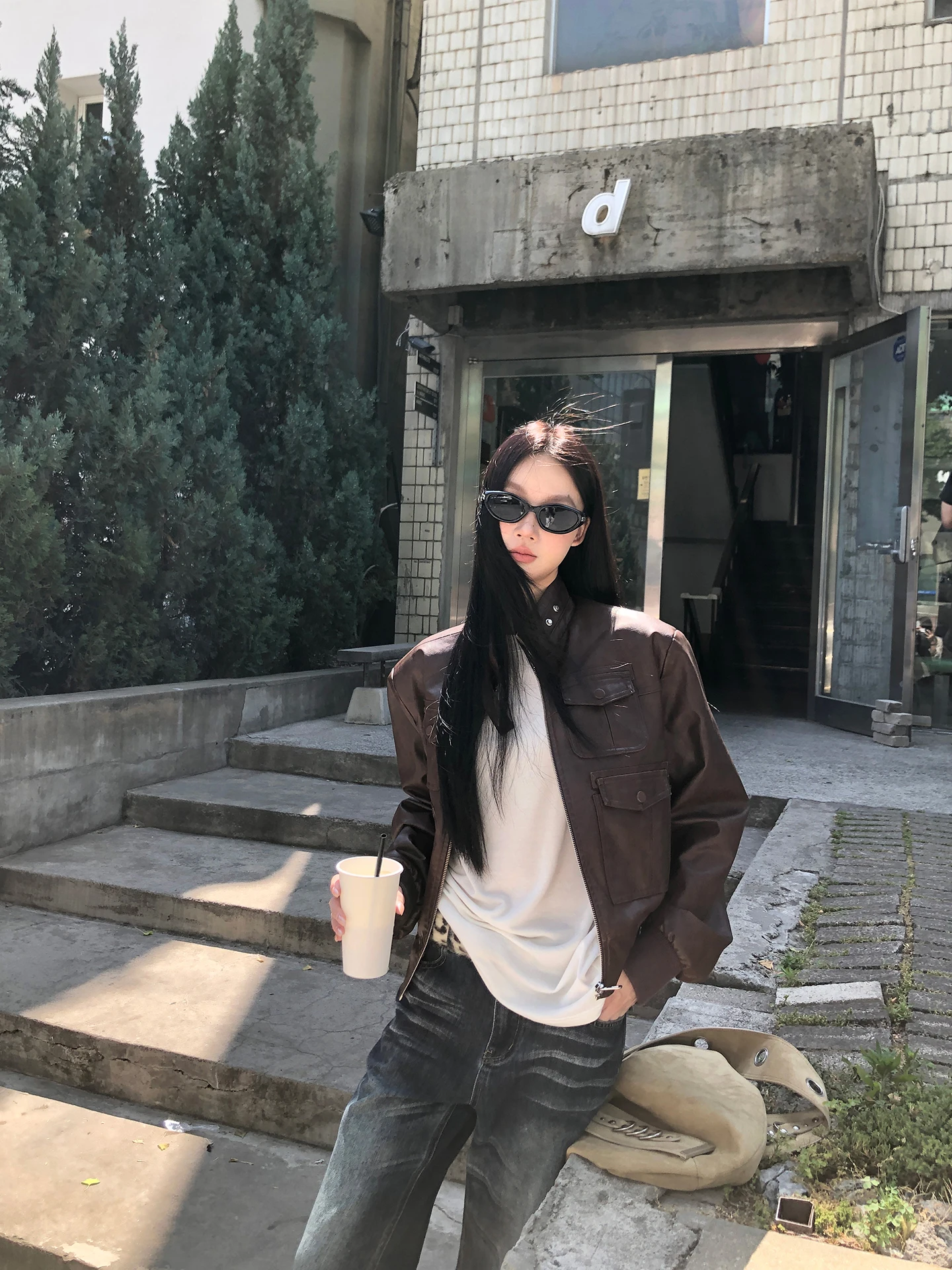 

Стильная и элегантная красная байкерская куртка для женщин, новинка 2026 года, модная высококачественная модель из искусственной кожи с длинными рукавами.