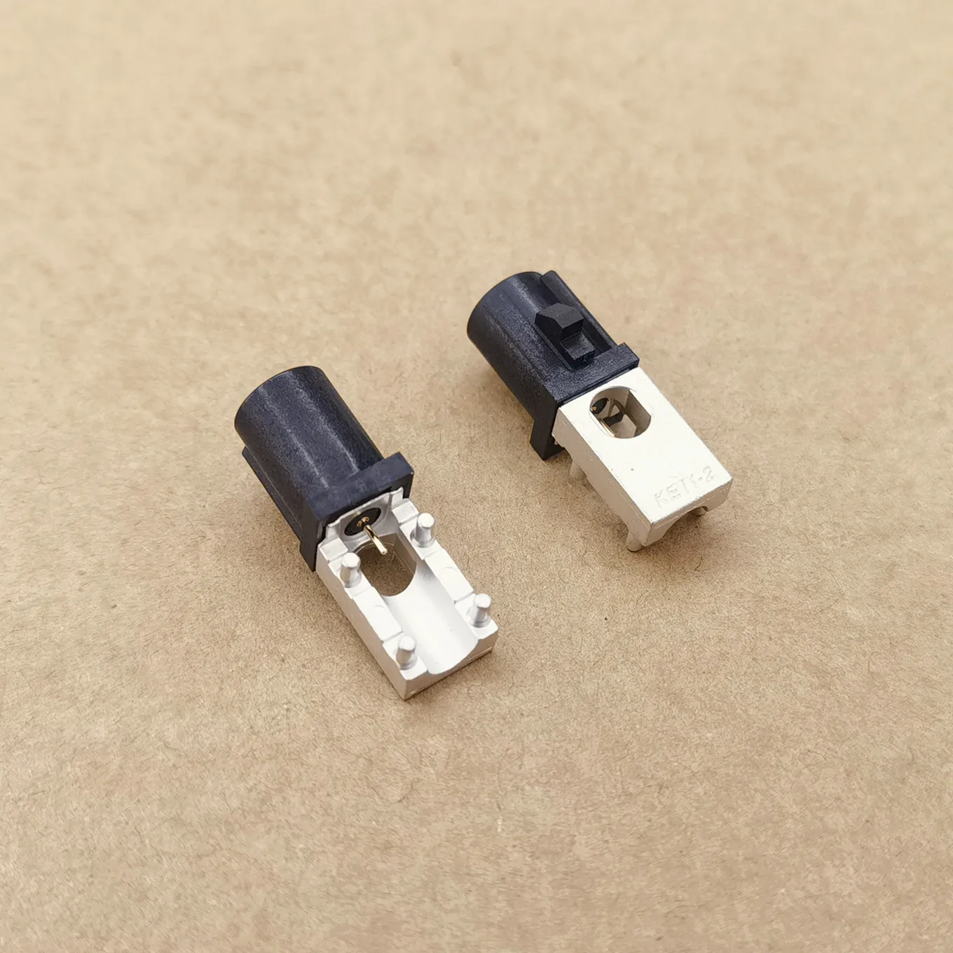 Original New 100% FAKRA-A Black Right Angle Car Audio Board End Antenna Wire Harness Male Connector KR15013-SA