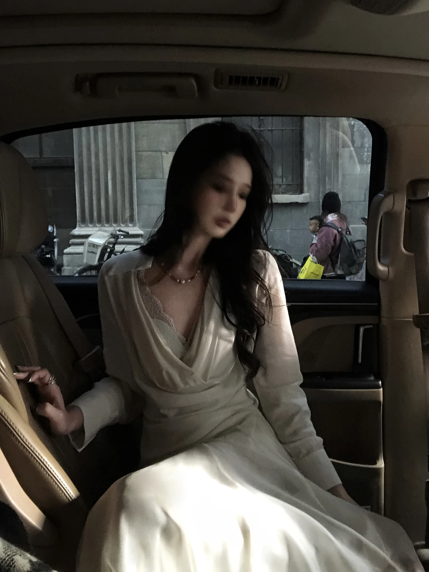 

Spring 2026 Women's Loose Fit irt with Pleats Waist-Cinching Turn-down Collar Long Sve Commute Sle Simple Design