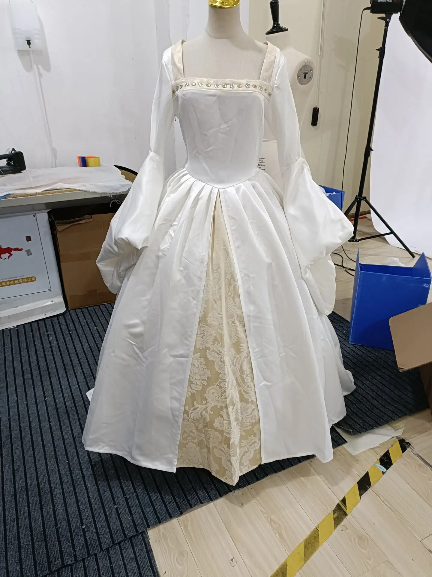 Tudor Queen Anne Boleyn Cosplay Cosume White Ball Gown Tudor Elizabethan Women Wedding Dress Gown Custom Made