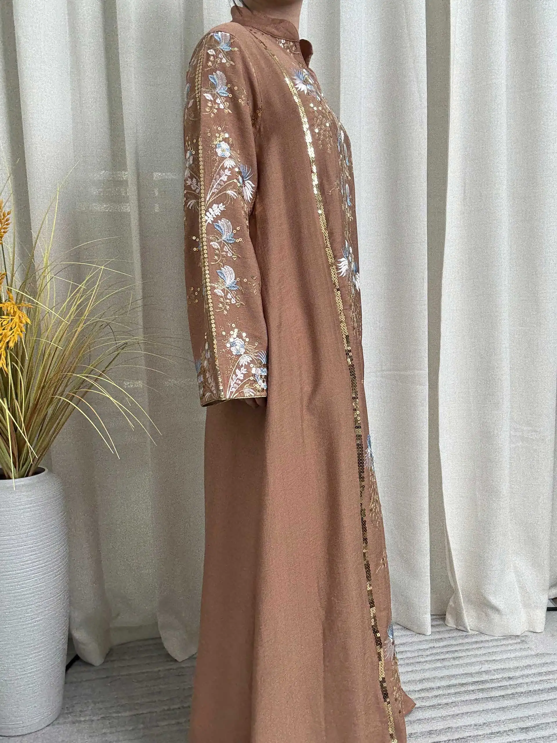 Kawa, muzułmańska abaja z stójką, dekoltem w serek, wykwintnym niebiesko-białym haftem kwiatowym i złotymi akcentami, idealna na spotkania podczas Ramadana.