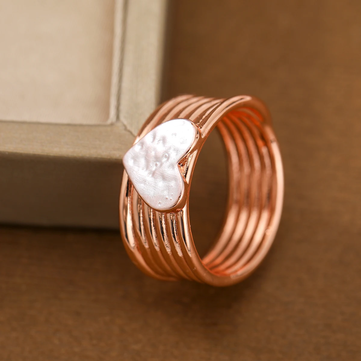 Kreativer Ring mit Reliefmuster in Herzform aus zweifarbigem Kupfer für Damen, geeignet für Dates und Partys. – Detail 2