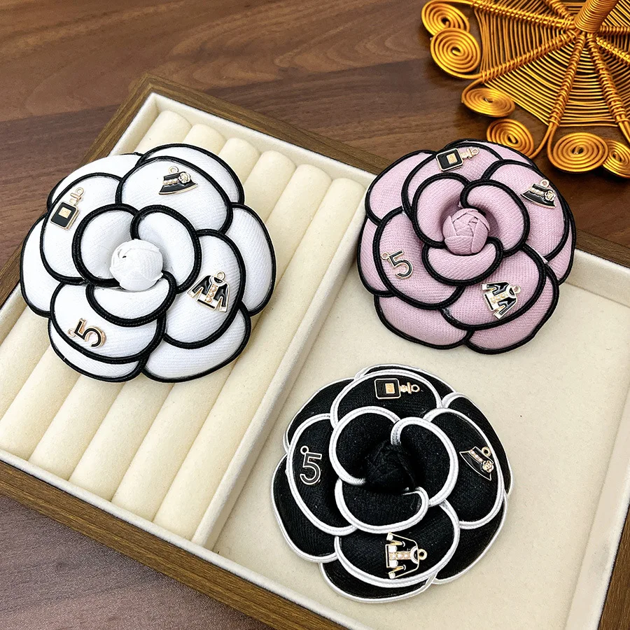 Koreanische Handgefertigte Stoff-Kamelie Brosche Hochwertige Elegante Blumen-Accessoires für Damen Hochzeit Party Anstecknadeln Schmuck Geschenke