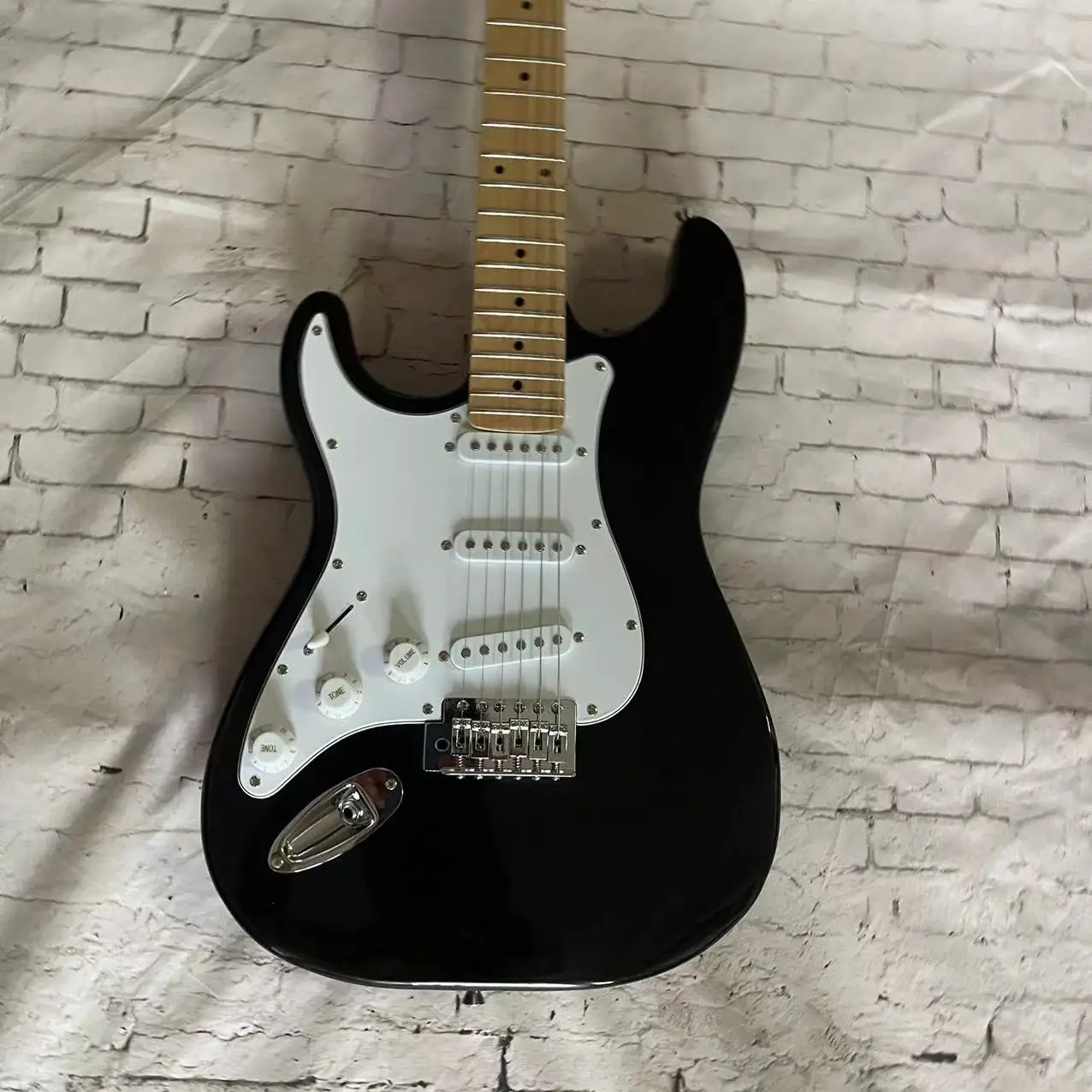 Left hand electric guitar in stock, black body, chrome plated accessories, factory real pictures, can be shipped upon order, fre