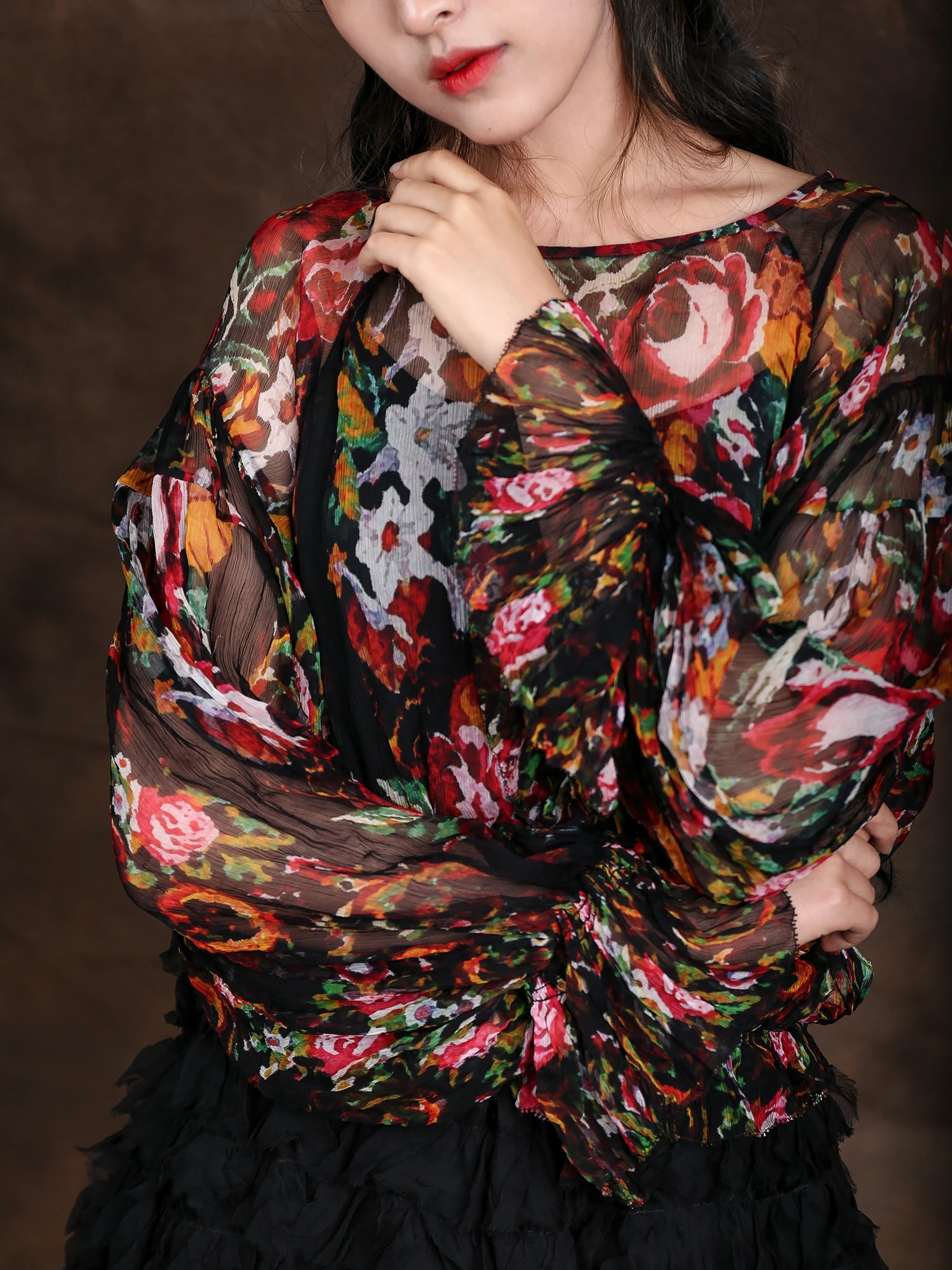 

Ретро-футболка из шелка с цветочным принтом, присборенной талией, короткой длиной, на пуговицах, с рукавами-фонариками и круглым вырезом для женщин