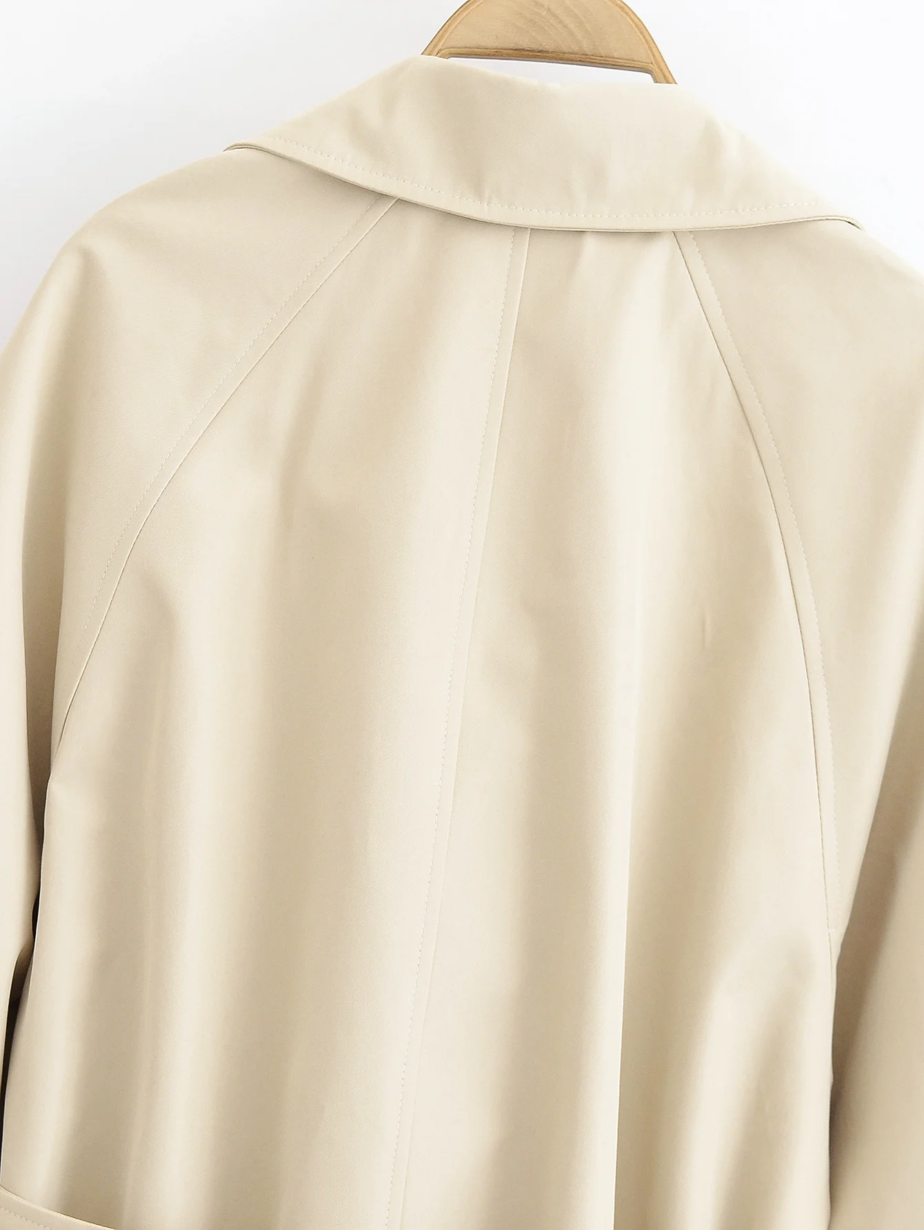 RARA2025 صيف جديد للمرأة عارضة أزياء بسيطة التنقل مع حزام طويلة الأكمام التلبيب سترة واقية قصيرة