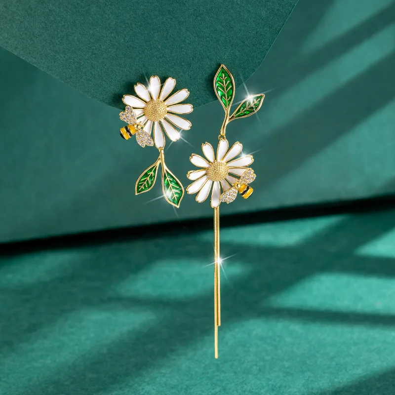 Women's Minimalist Daisy Drop Earrings
