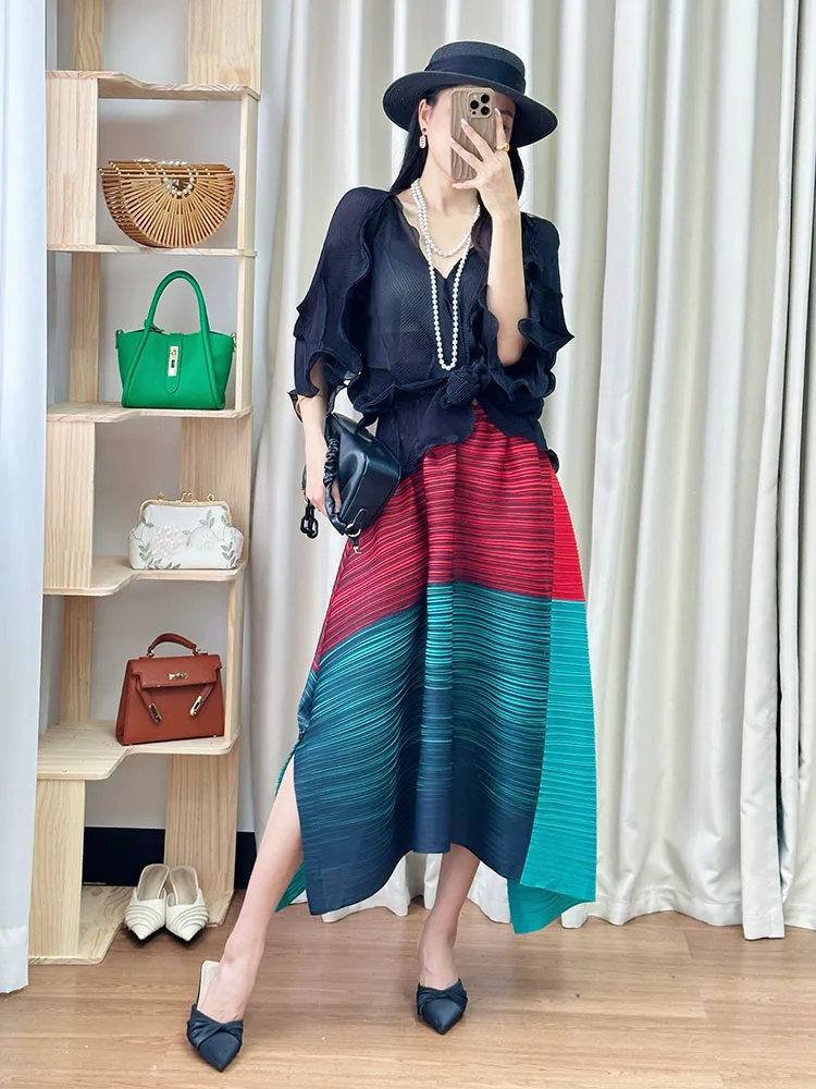 

Летний модный комплект: черный топ с V-образным вырезом и рюшами, юбка, женский комплект из двух предметов, полиэстер, короткий рукав, круглый вырез, костюм из двух частей