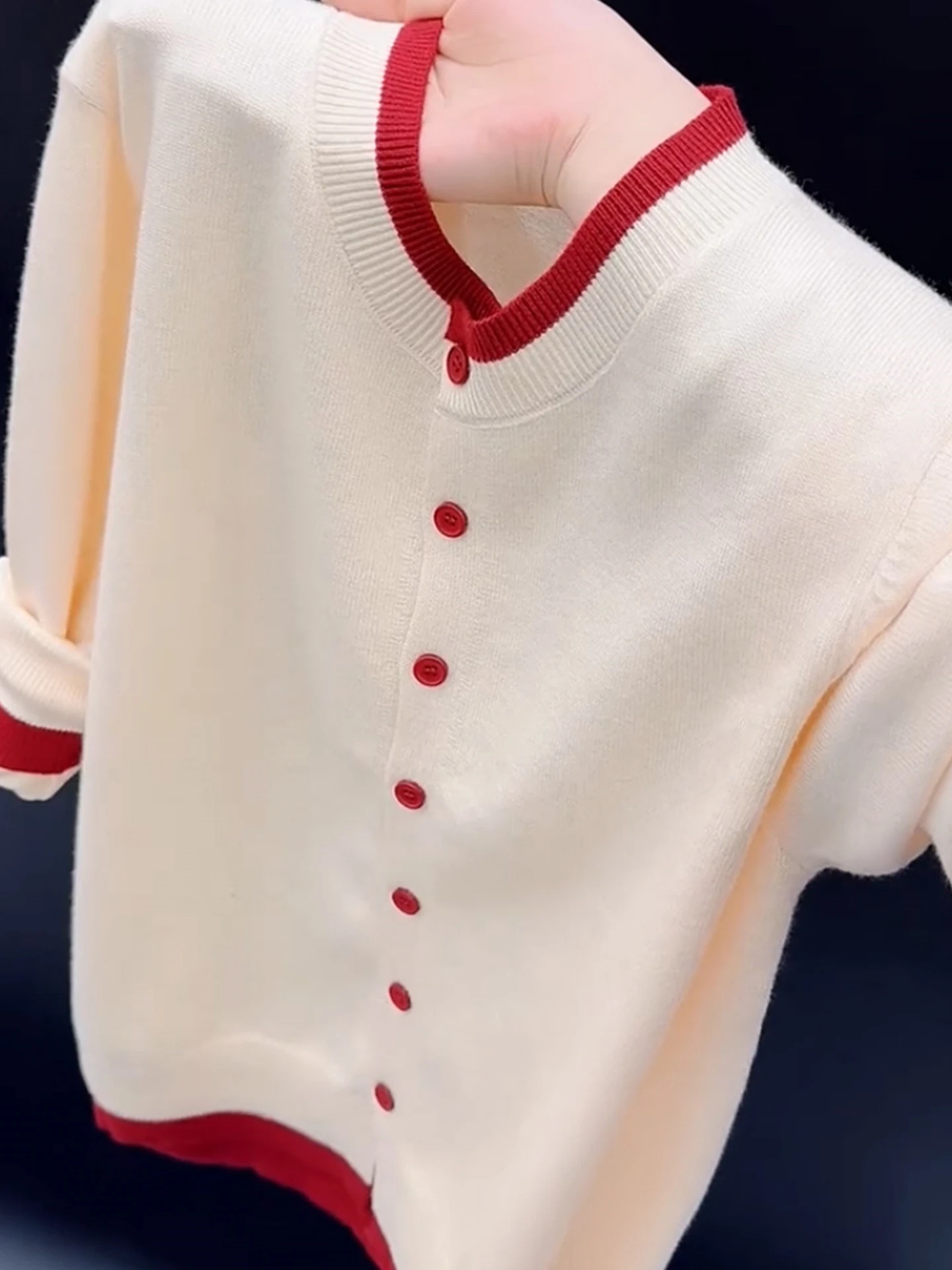 エレ・カメール ニットセーター ロング丈 スタイリッシュで快適な冬用トップス 若々しい印象の上品で優しいスタイル