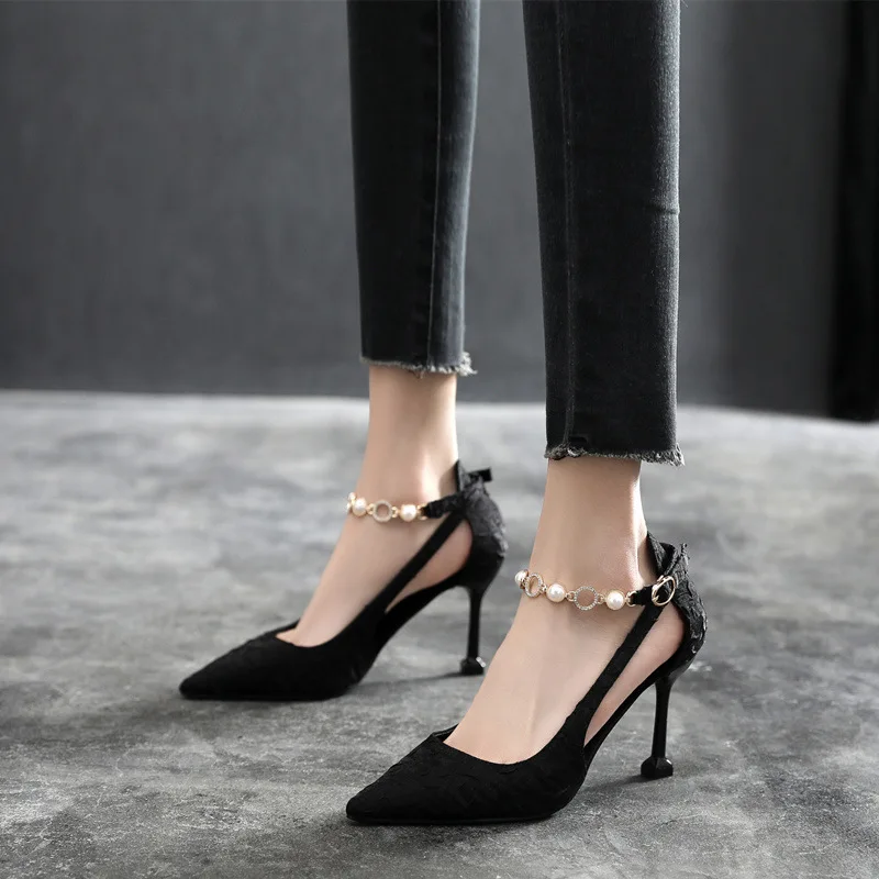 Sepatu Hak Tinggi dengan Stiletto Runcing dan Rantai 7Cm